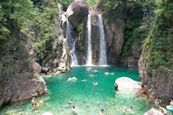 配配网配资 融水嵘溪瀑布暑期旅游火爆 游客尽享清凉